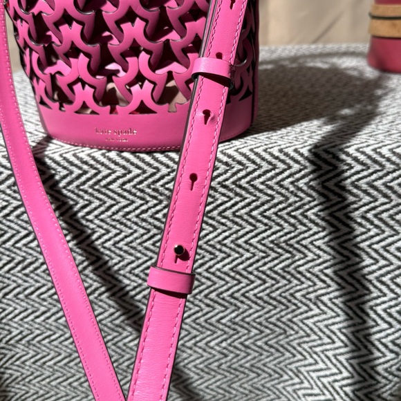 Kate Spade “Spade Flower” Cutout Dorie Bucket Bag - Pink - 2019 - NWOT - Picture 16 of 16